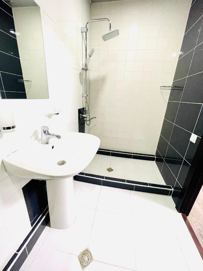 Quality Inn Tbilisi Bagian luar foto